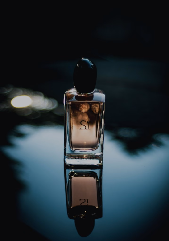 Armani Sì reflected on dark water